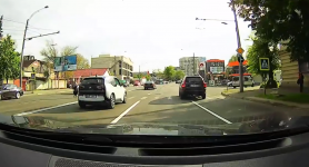 VIDEO REVOLTĂTOR // Un BMW a fost la un pas de a lovi o tânără, pe trecerea de pietoni